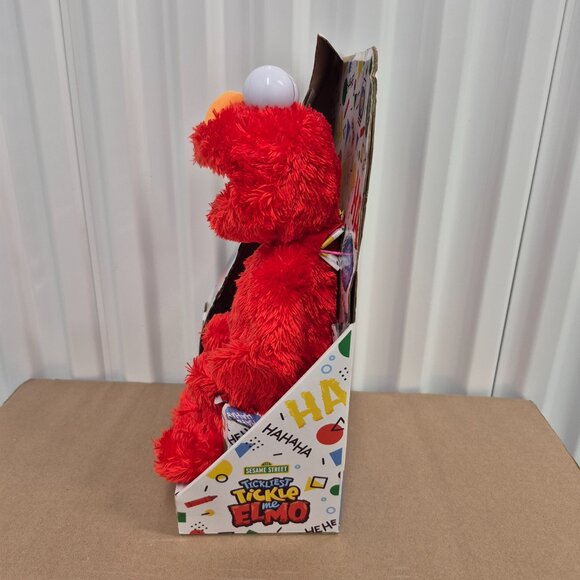 *SOLD* Sesame Street 2021 Tickliest Tickle Me Elmo NIB Tested Works - Picture 3 of 7